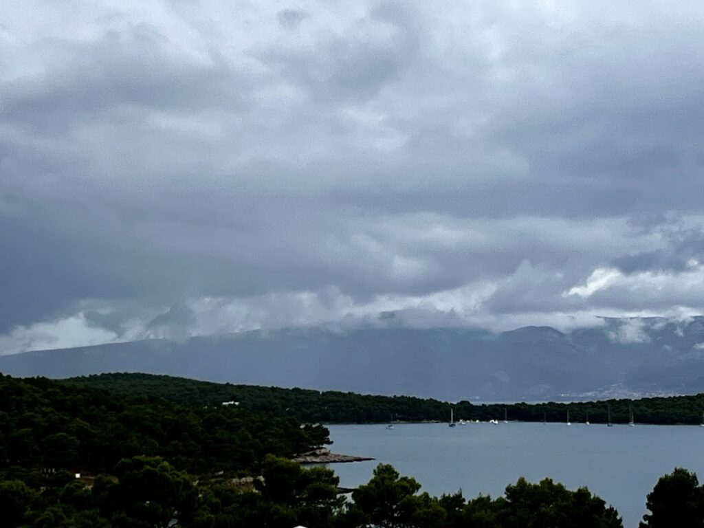 Widok na wejścia do portu miasta Vrboska podczas ulewy