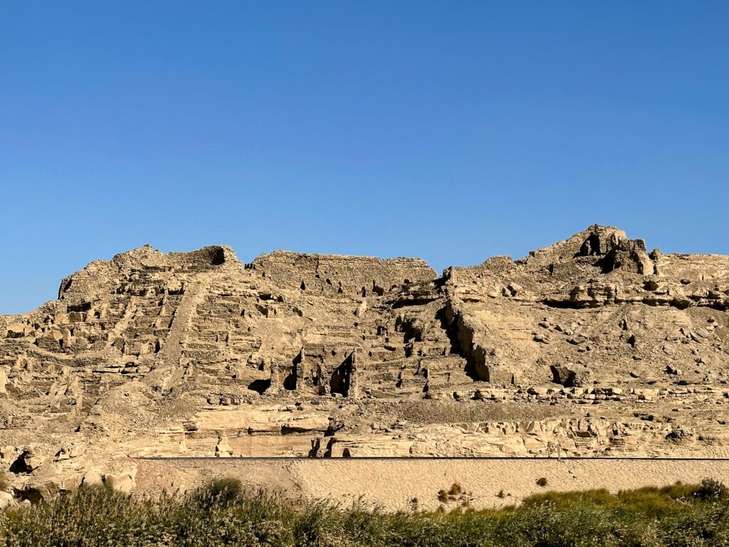 Ruiny świątyń widziane z Nilu