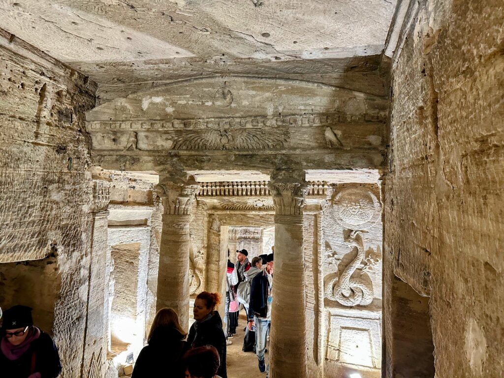 Katakumby Kom el-Shoqafa w Aleksandrii — grobowce łączące tradycję egipską i grecko-rzymską.