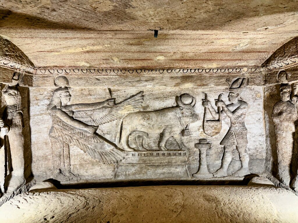 Katakumby Kom el-Shoqafa w Aleksandrii — grobowce łączące tradycję egipską i grecko-rzymską.