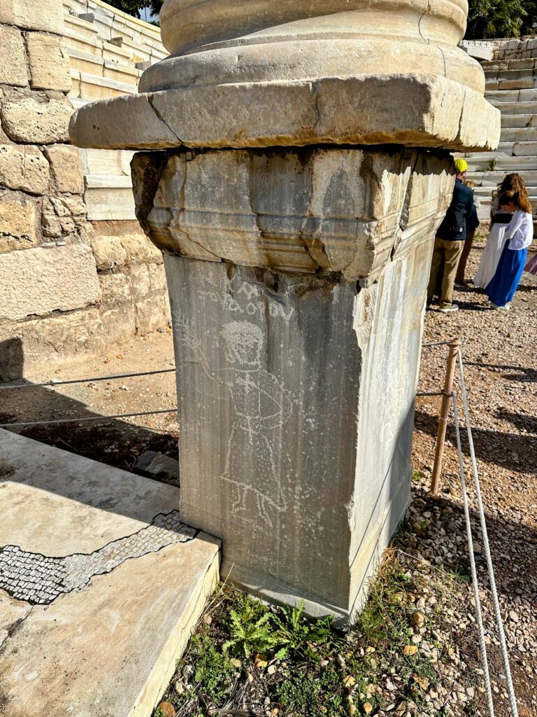 Rysunek na kolumnie w ruinach