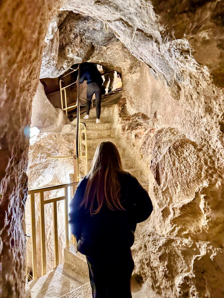 Wejście do korytarzy w piramidzie Cheopsa.