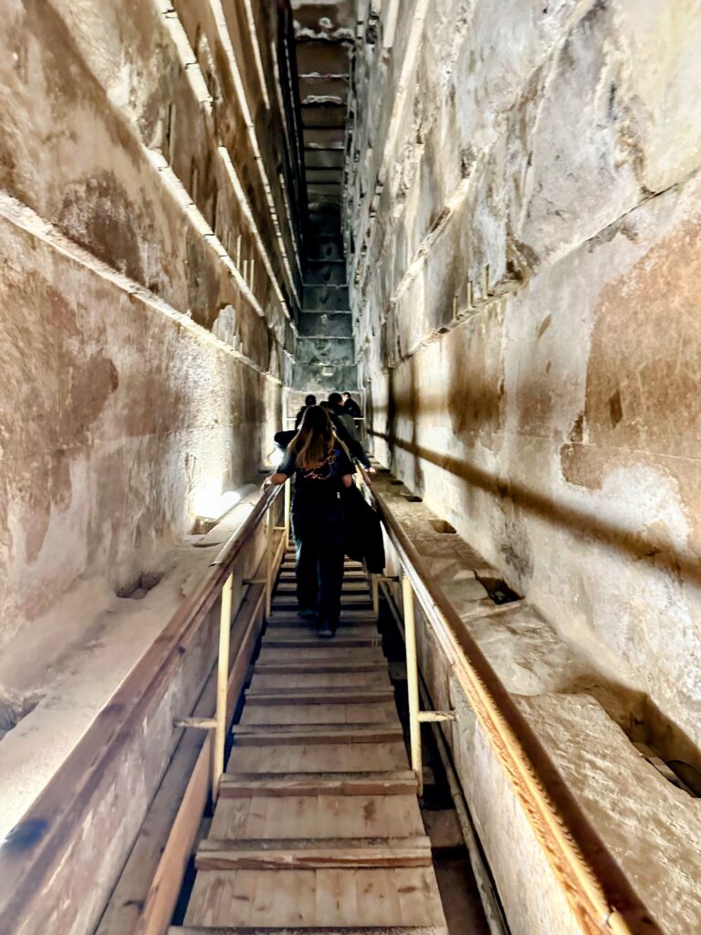 Drewniana drabina w wąskim tunelu prowadzącym do sarkofagu 