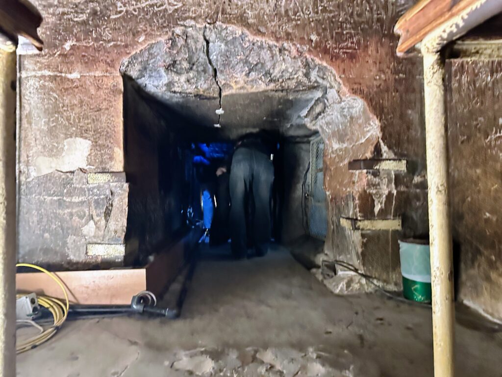 Wąskie przejścia w piramidzie