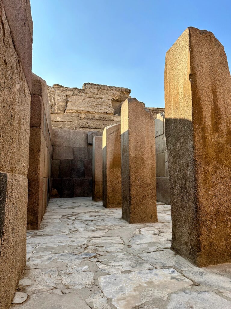 Świątynia dolna przy Sfinksie — miejsce, w którym przygotowywano ciała faraonów do mumifikacji.