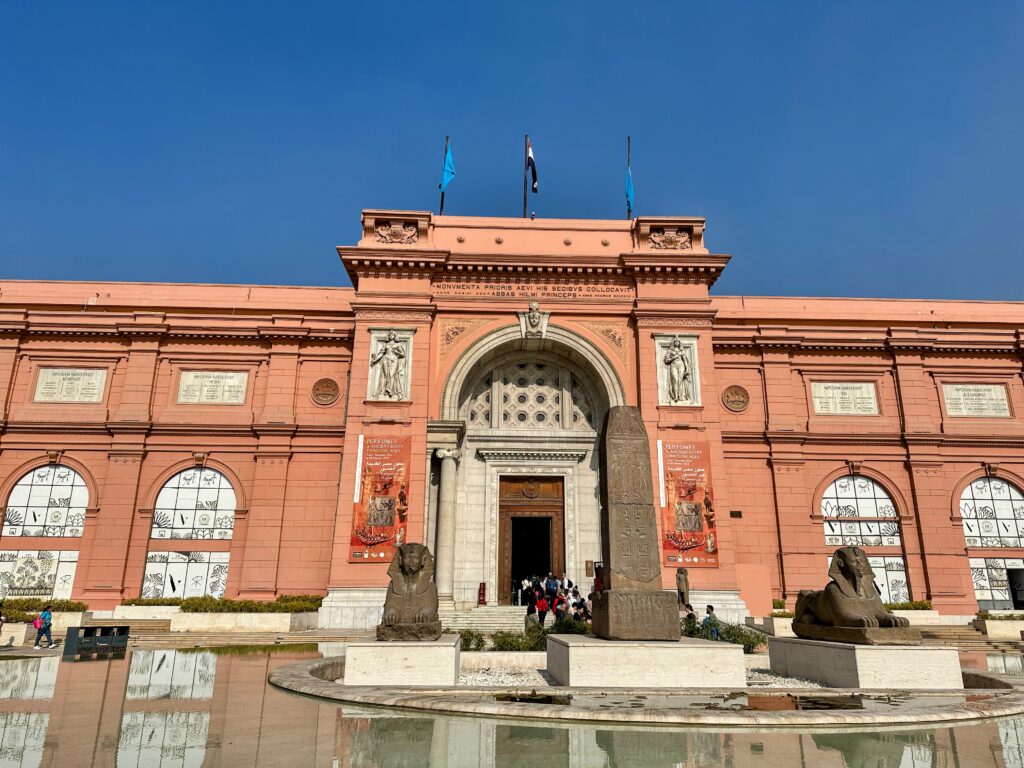 Kair. Wejście do Egipskiego Muzeum.