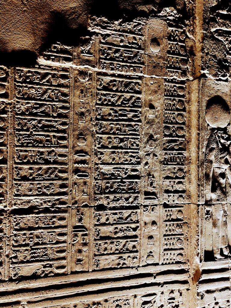 Kamienny kalendarz z Kom Ombo — zapis dni, świąt i rytuałów.