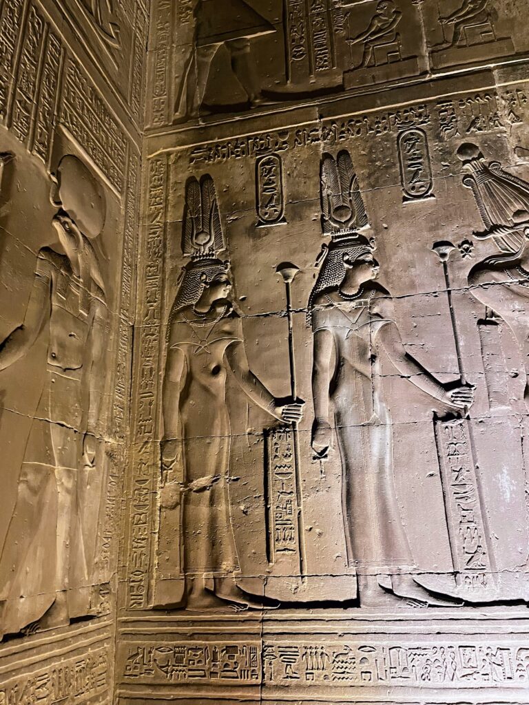 Kamienne reliefy w świątyni Kom Ombo nad Nilem ukazujące Kleopatrę