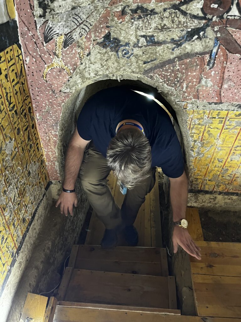 Wąskie przejścia w grobowcach robotników z Doliny Rzemieślników