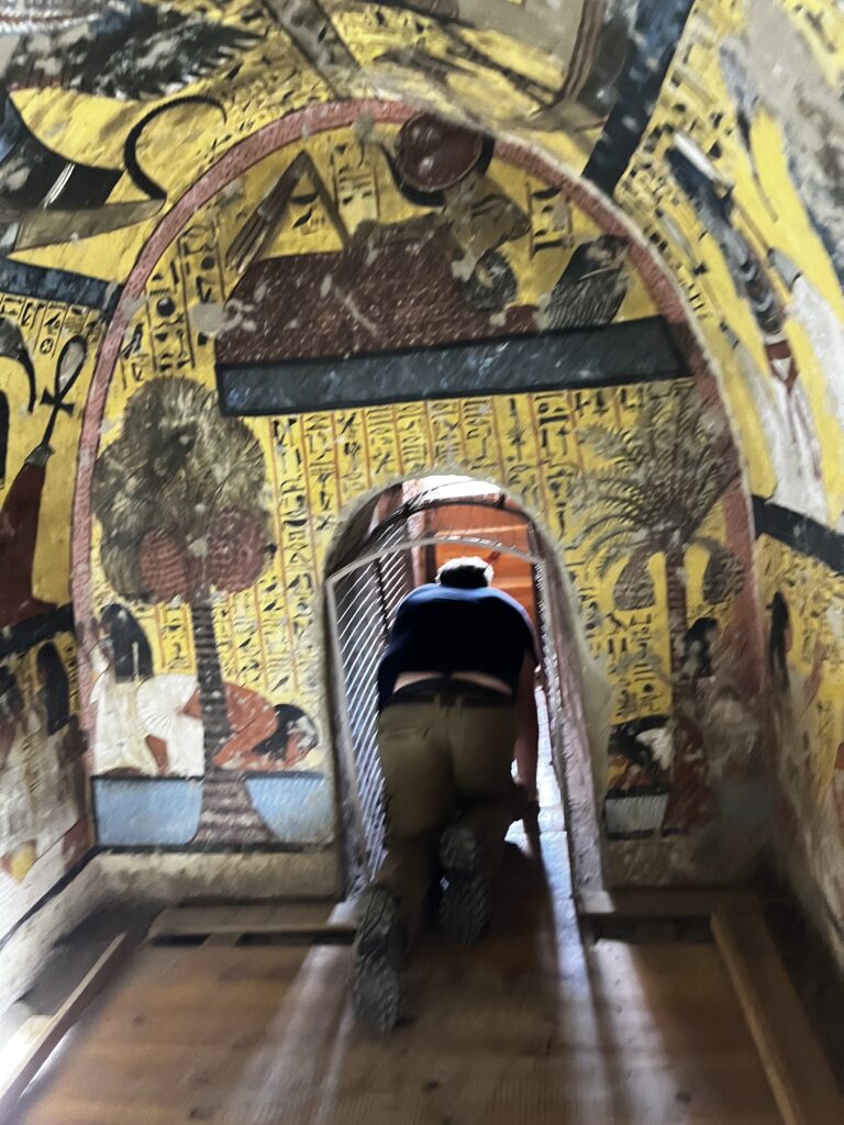 Wąskie przejścia w grobowcach robotników z Doliny Rzemieślników