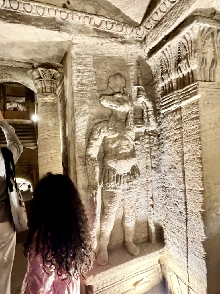 Katakumby Kom el-Shoqafa w Aleksandrii — grobowce łączące tradycję egipską i grecko-rzymską.