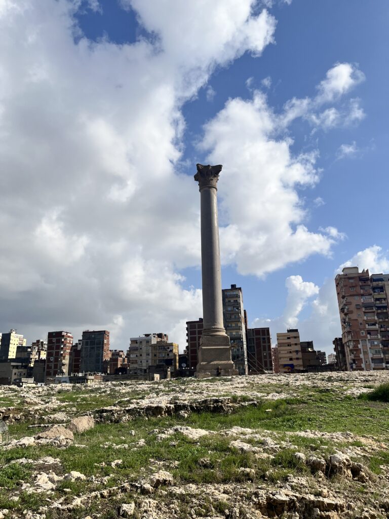 Kolumna Pompejusza. Rzymski monument z III w. n.e., wzniesiony ku czci cesarza Dioklecjana.