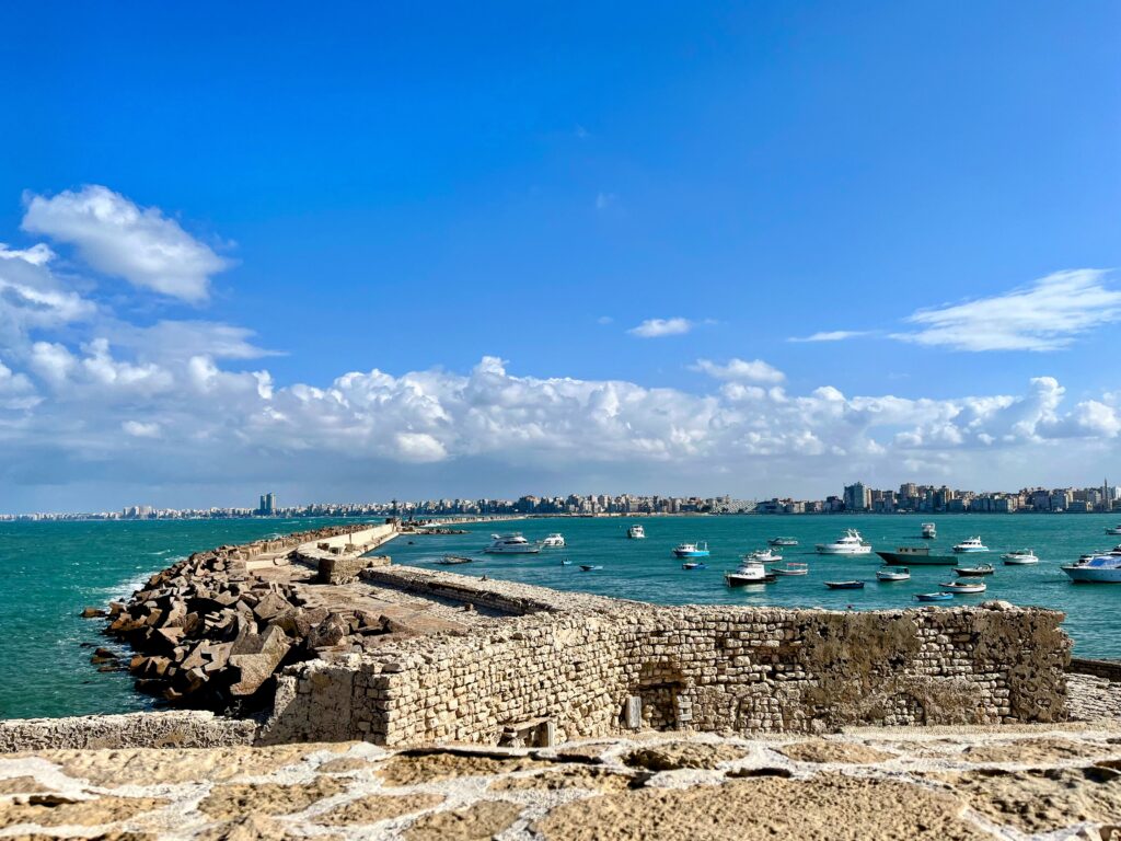 Widok na Aleksandrie z twierdzy Kajtbaja.