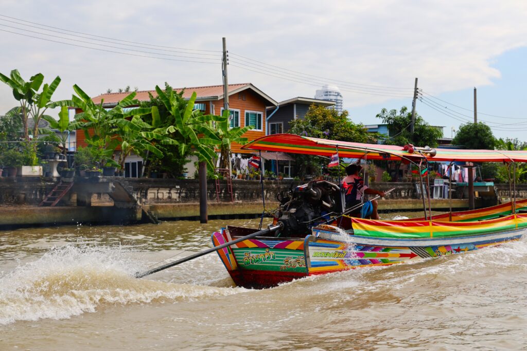 Long-tail boat – tradycyjna łódź kanałowa Bangkoku, dostosowana do zmiennego poziomu wody i życia nad rzeką.