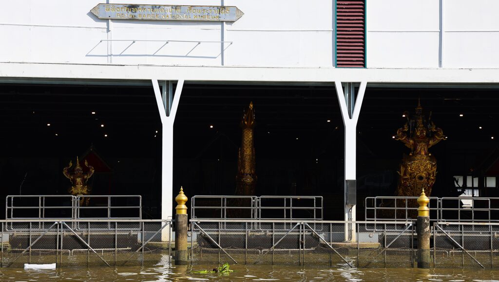 Królewskie barki spoczywające w National Royal Barge Museum w Bangkoku – ceremonialne jednostki, które zamiast służyć codziennemu transportowi, są częścią państwowego rytuału, tradycji i władzy.