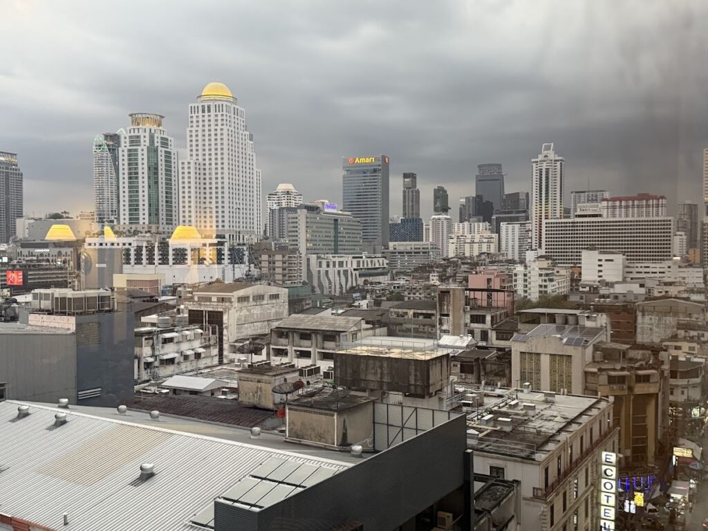 Panorama Bangkoku z okna hotelu