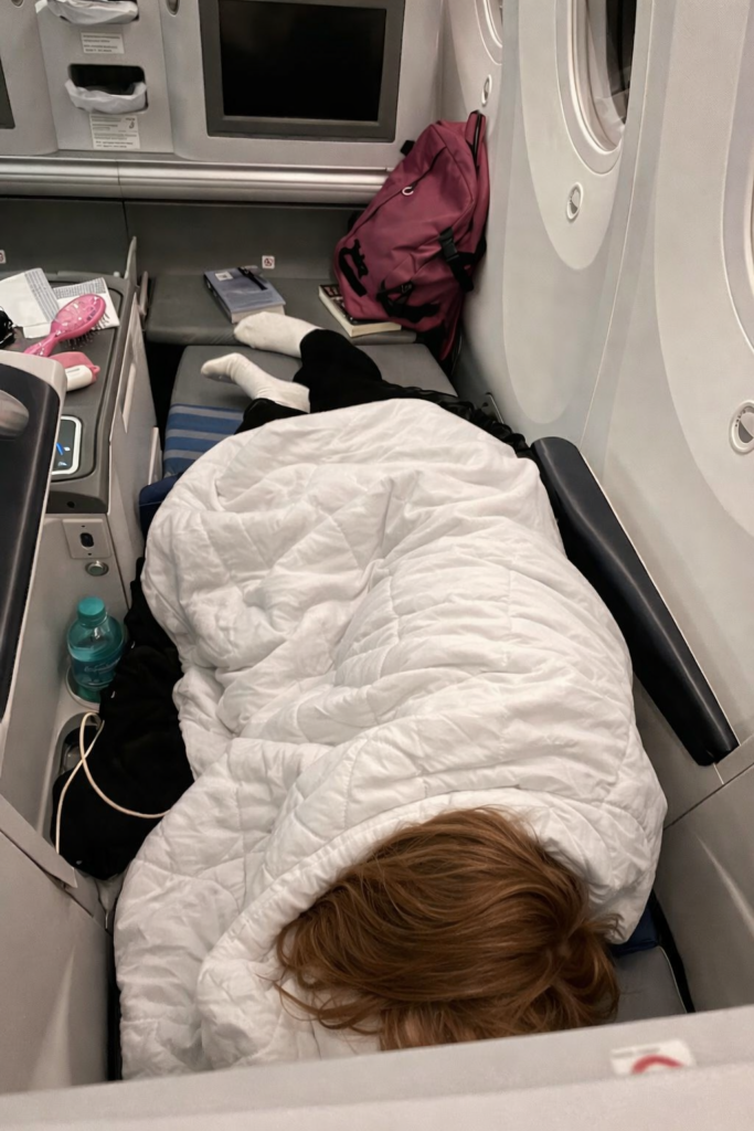 W pełni rozłożony fotel klasy biznes. Córka w zestawie.