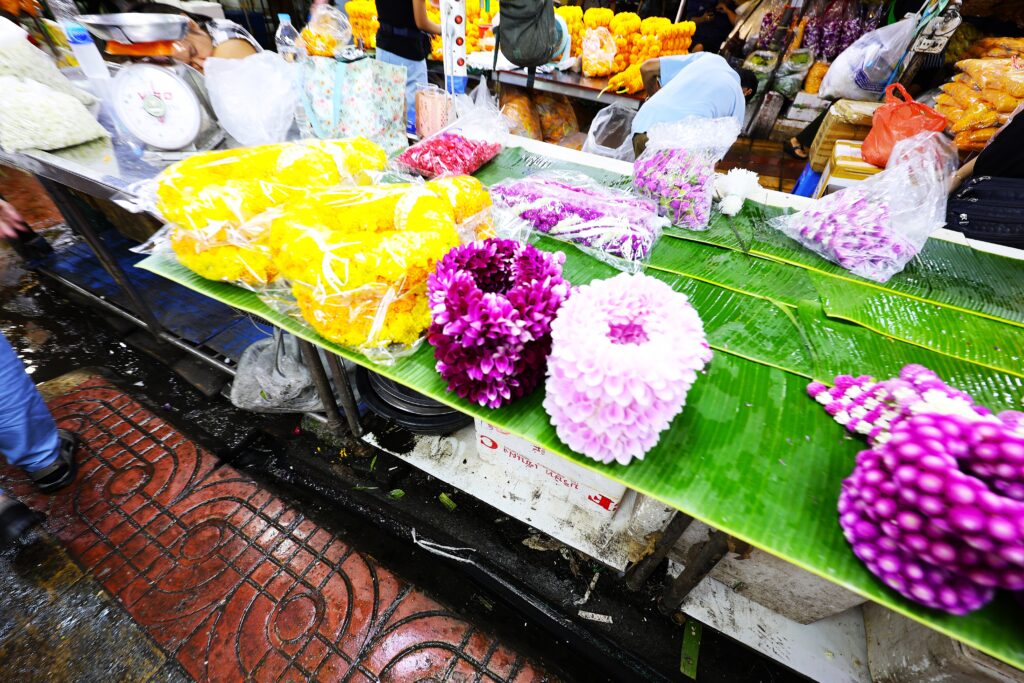 Świeże kwiaty układane na liściach bananowca trafiają codziennie do ofiar religijnych, bo w tajskiej kulturze tylko świeże dary są akceptowane przez duchy.