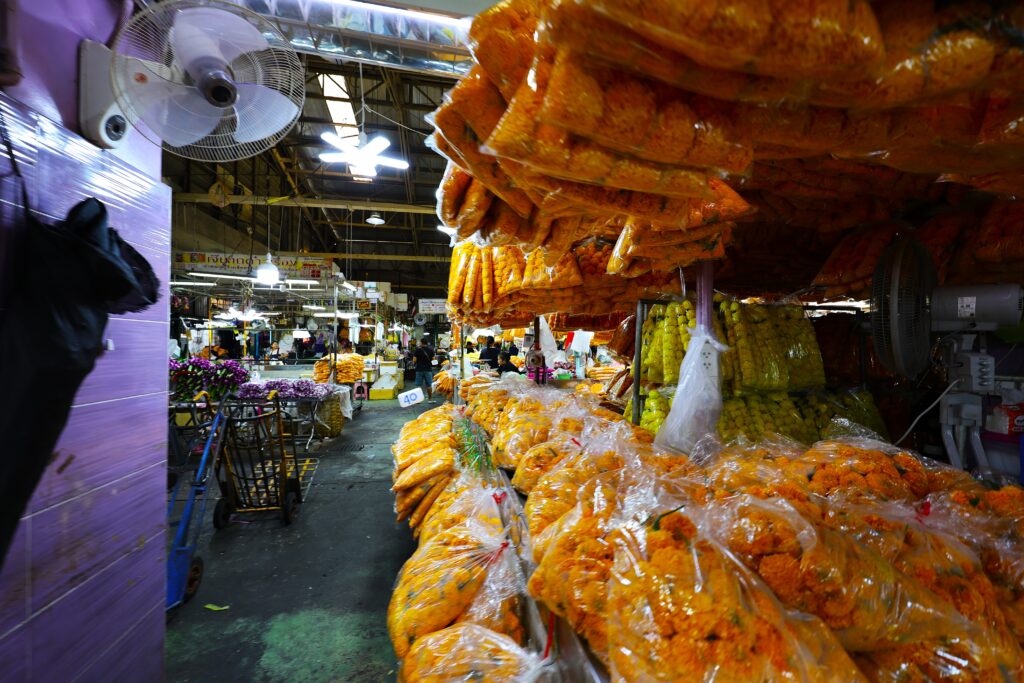 Targ kwiatowy w Bangkoku działa hurtowo — girlandy przeznaczone do świątyń, domowych ołtarzyków i duchowych domków sprzedawane są tu w ogromnych ilościach.