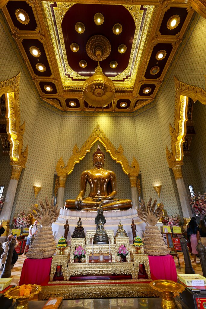 Największy na świecie posąg Buddy wykonany z litego złota, przez wieki ukryty pod warstwą gipsu, dziś stanowi nie tylko obiekt kultu, lecz także symbol historii, cierpliwości i wartości, które przez długi czas pozostają niewidoczne.
