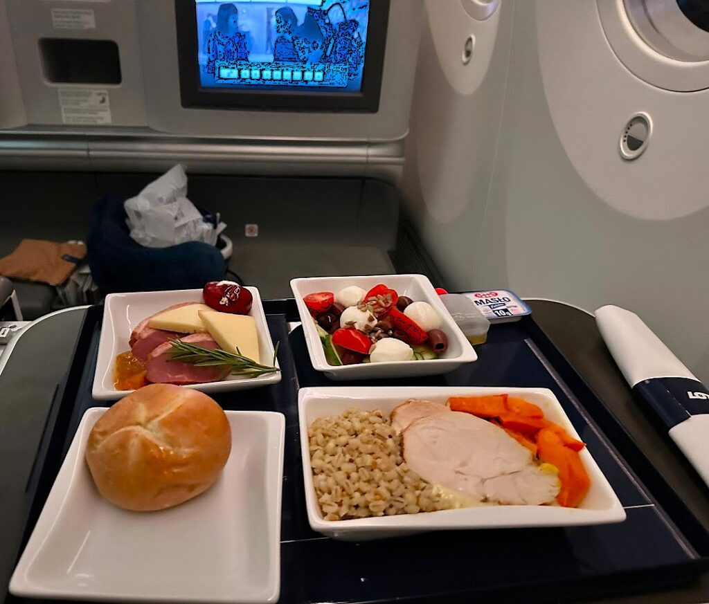 Obiad w samolocie podczas lotu do Bangkoku 