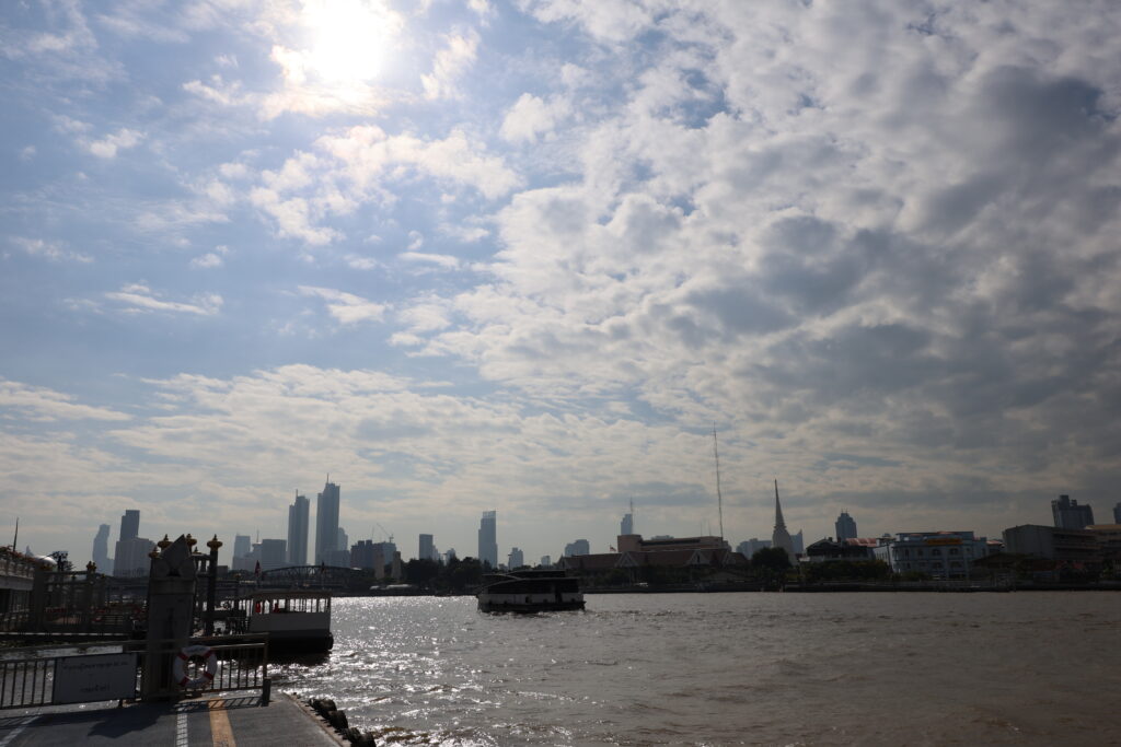Przystań nad Menamem w Bangkoku