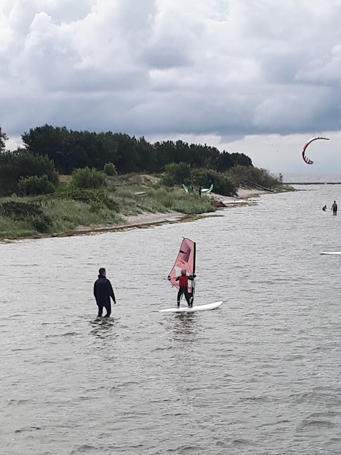 Zatoka Pucka w Jastarni — idealne miejsce do nauki windsurfingu