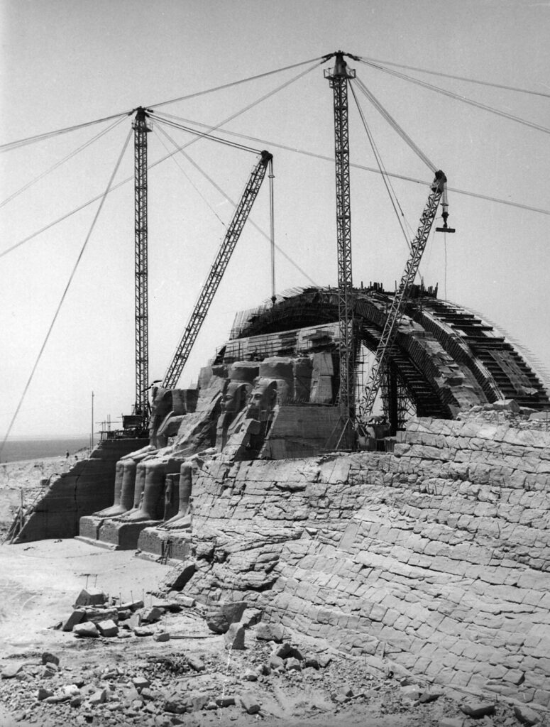Wznoszeniu Wielkiej Świątyni w Abu Simbel na nowym miejscu, 1968.