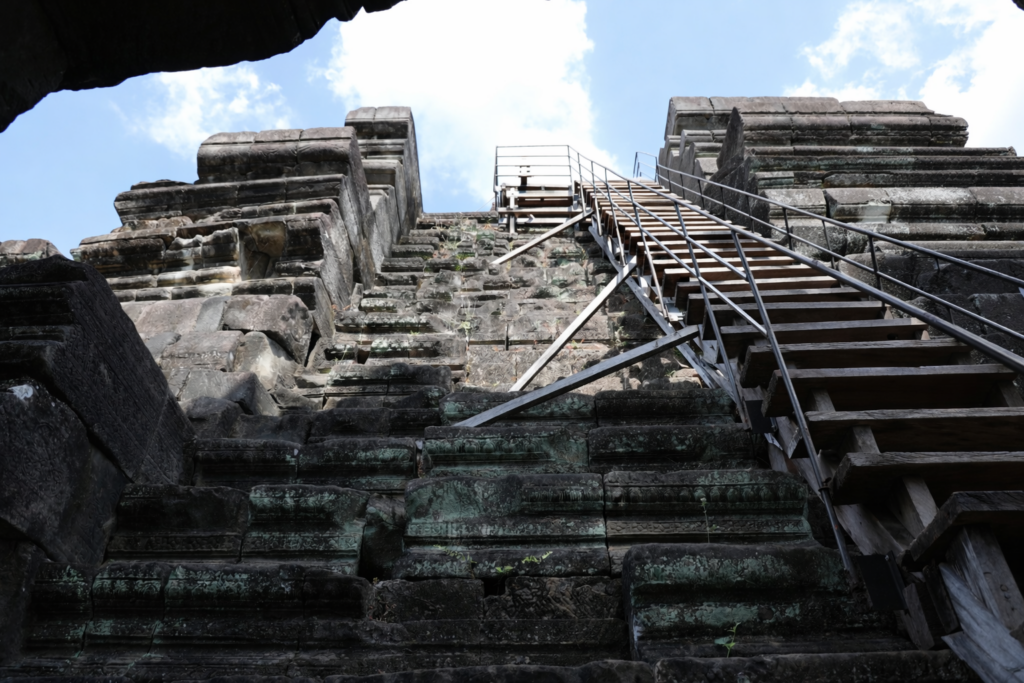 Schody na górny taras Baphuonu