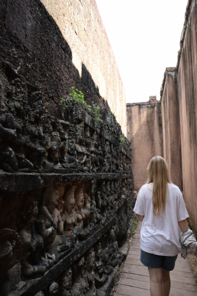 Płaskorzeźby pod tarasem Trędowatego Króla 