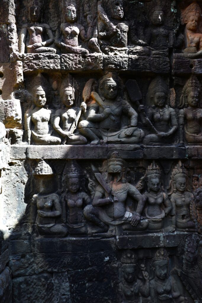 Płaskorzeźby pod tarasem Trędowatego Króla 