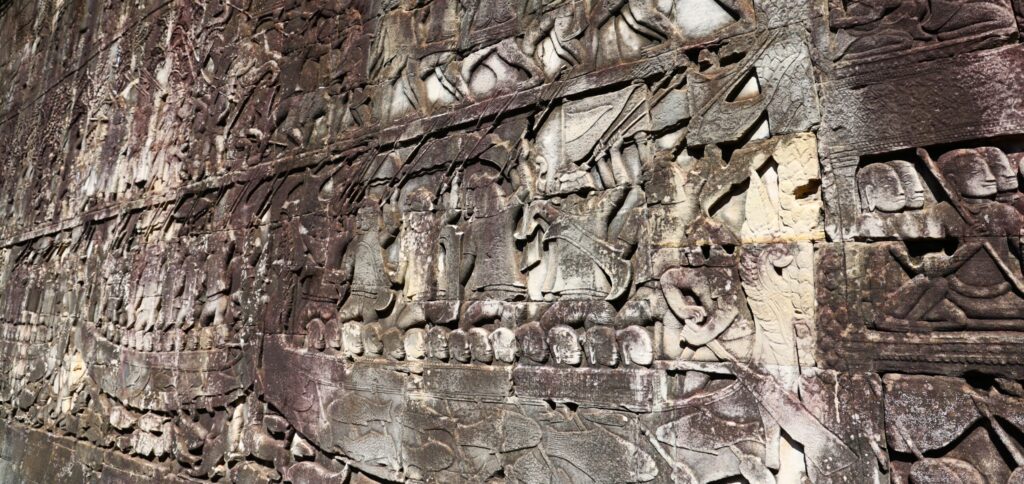 Płaskorzeźby Bayon - scena walki na jeziorze Tonle Sap 