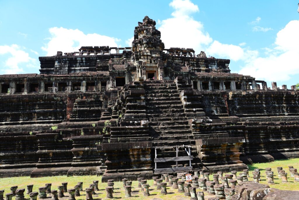 Baphuon - porozkładane na trawie elementy to pozostałe "klocki" do ułożenia. 