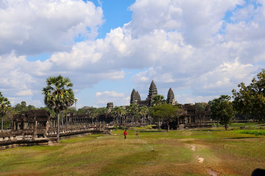 Widok na groble i główna cześć świątyni 