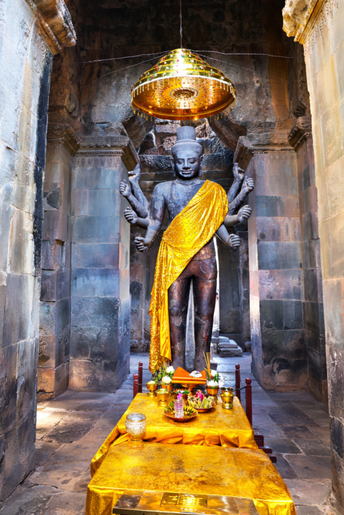 Wisznu — w półmroku, między kamieniem a złotem.