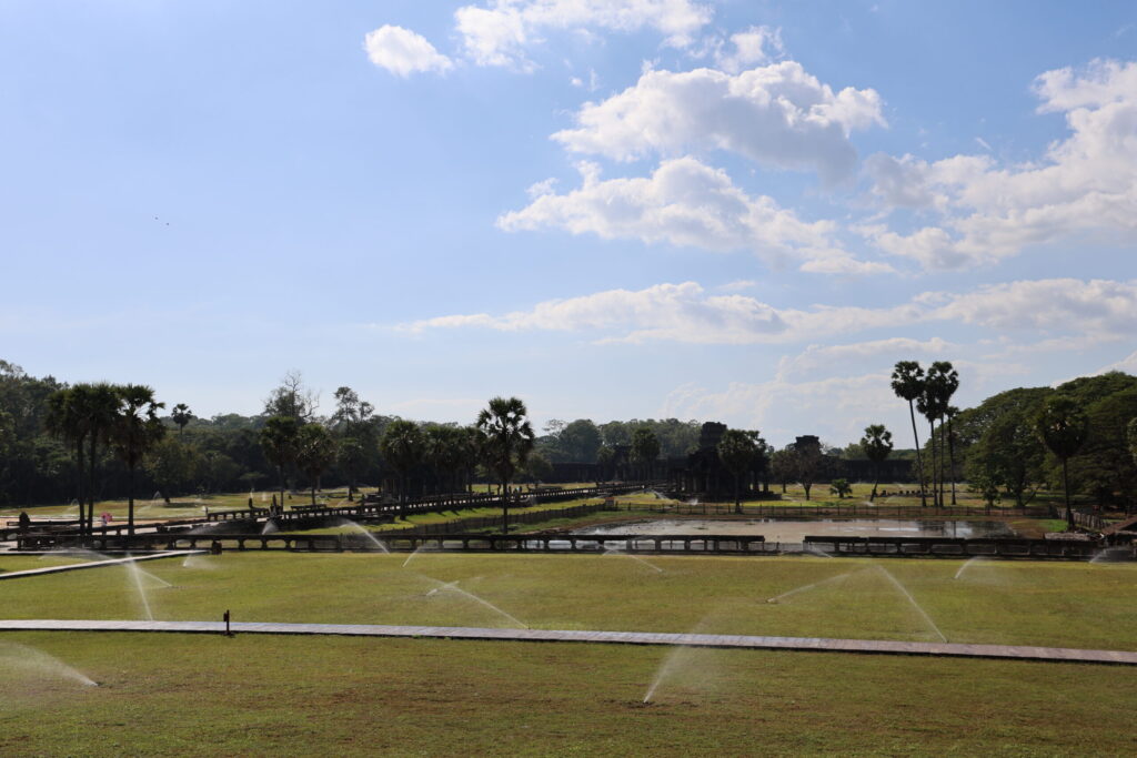 Zraszacze na trawie i jeden z basenów ablacyjnych — akurat w remoncie.