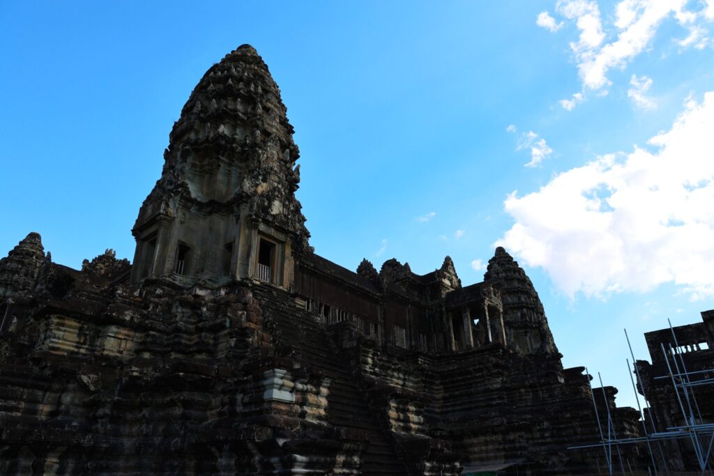 Jedna z wież kompleksu Angkor Wat widziana z dołu