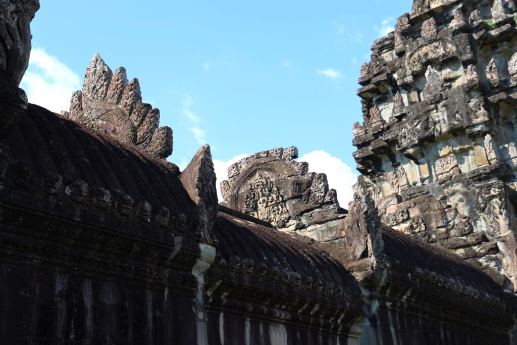 Dach z jednego kamienia — naśladujący dawną drewnianą architekturę.