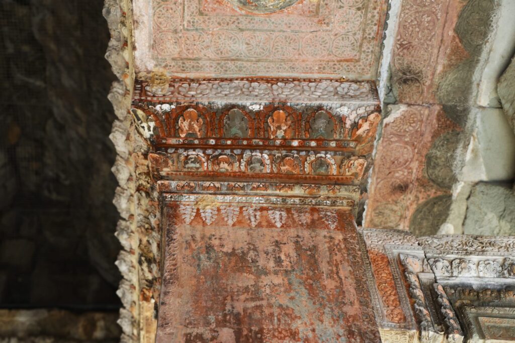 Zdobiony kapitel kolumny w Angkor Wat ukazujący detale khmerskiej architektury.