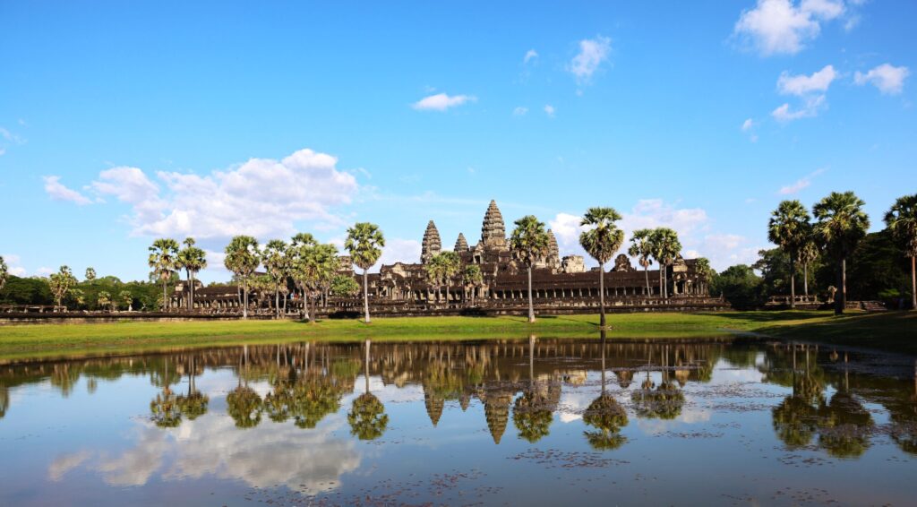 Panorama Angkor Wat w Kambodży odbijająca się w tafli wody