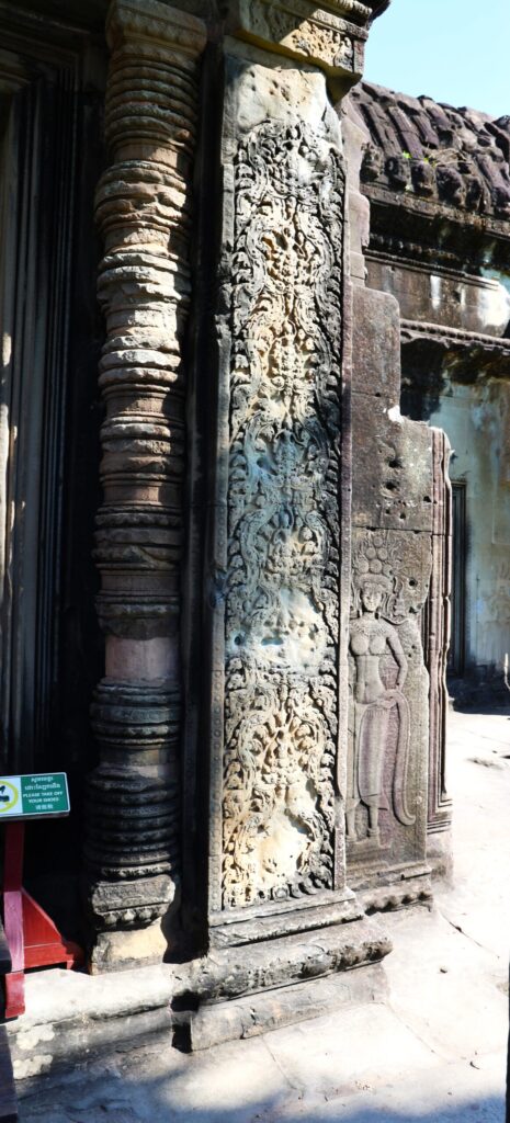 Trelki przy wejściu. Kamień dopracowany jak koronka.