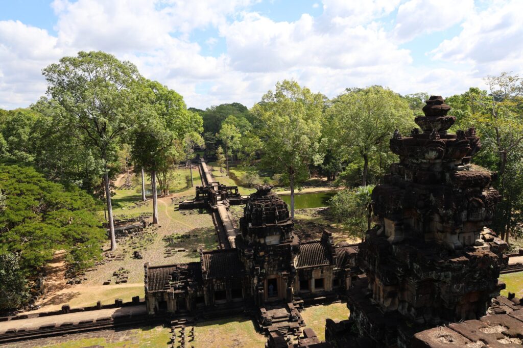 Widok z górnego tarasu świątyni Baphuonu 