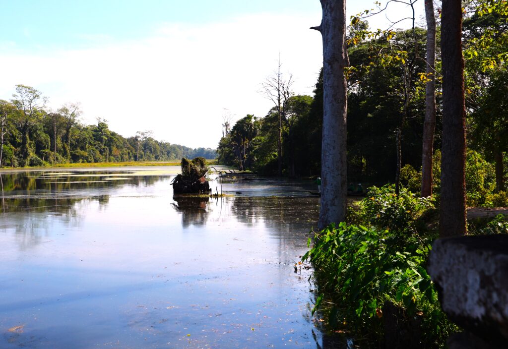 Fosa otaczająca cały teren Angkor Thom (wielka stolica) dawnej stolicy królestwa Khmerów