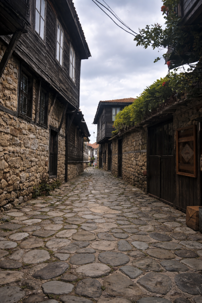 Wąskie uliczki Starego Nesebyru — kamień na dole, drewno na górze